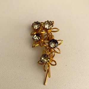 Elegant Gold Floral Brooch
